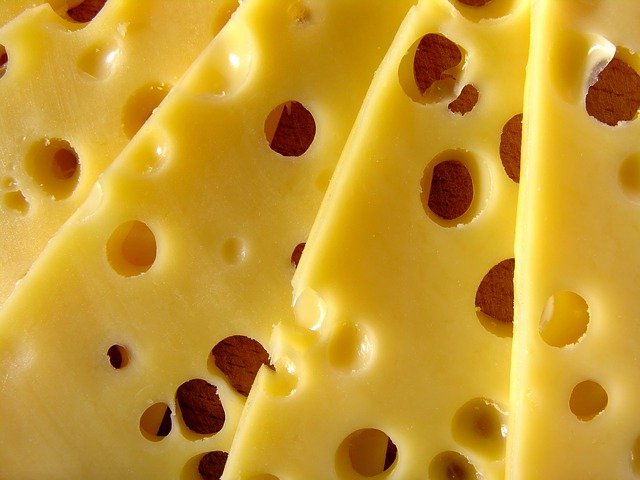 sýr s dírami