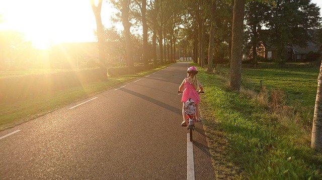 dívka na kole.jpg
